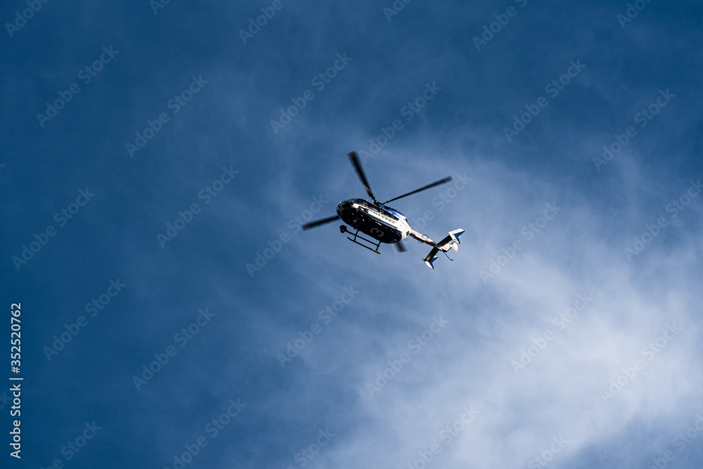 Hubschrauber der Polizei im Überflug bei Oppenheim, Rheinhessen Hubschrauber der Polizei im Überflug bei Oppenheim, Rheinhessen