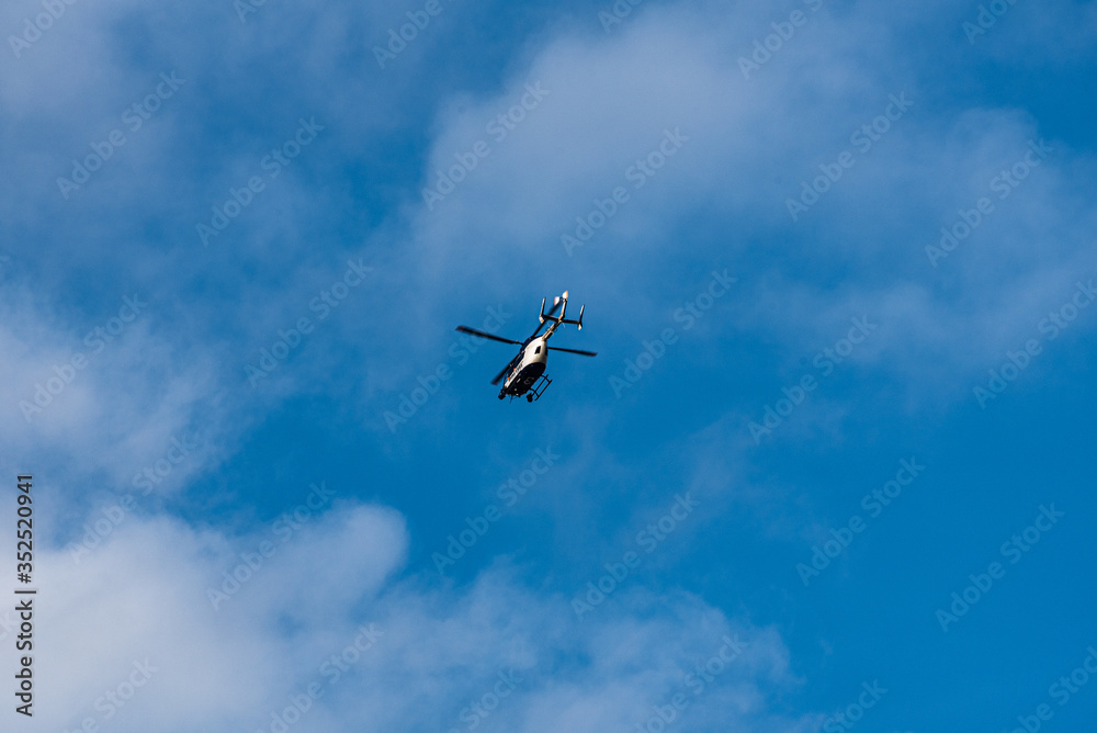 Hubschrauber der Polizei im Überflug bei Oppenheim, Rheinhessen