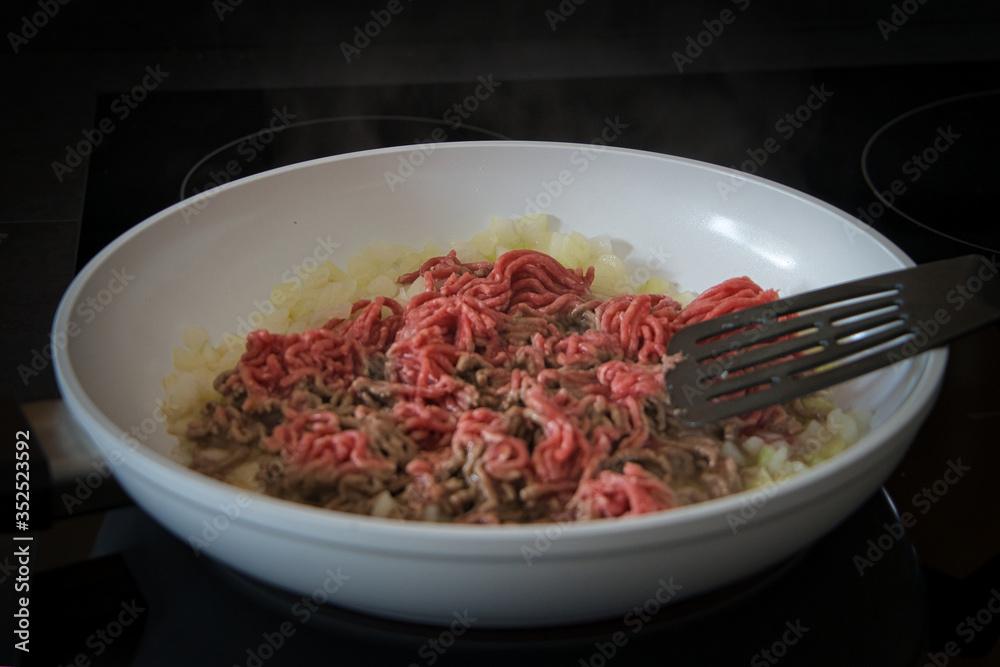 Rinderhackfleisch Hackfleisch mit Zwiebel in einer Pfanne anbraten Rinderhackfleisch Hackfleisch mit Zwiebel in einer Pfanne anbraten