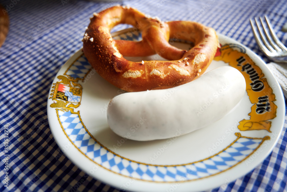 Bayerische deutsche Weißwürste in einem Topf zum Vatertag essen mit Breze Bayerische deutsche Weißwürste in einem Topf zum Vatertag essen mit Breze