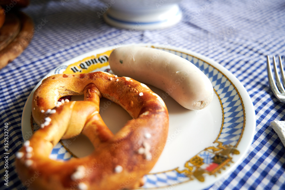 Bayerische deutsche Weißwürste in einem Topf zum Vatertag essen mit Breze Bayerische deutsche Weißwürste in einem Topf zum Vatertag essen mit Breze