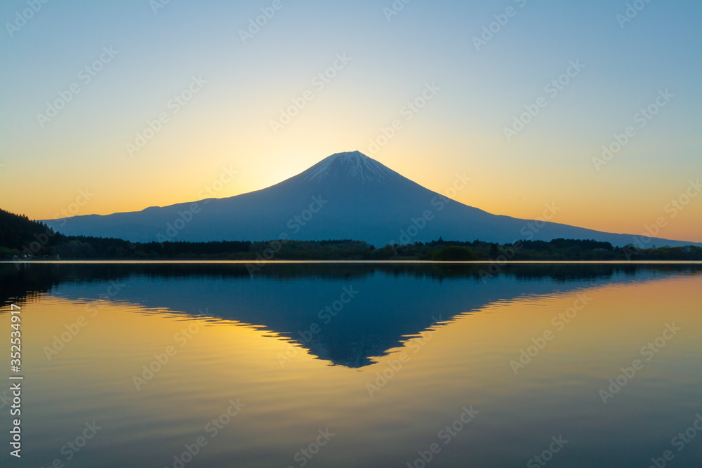 夜明けの富士山、静岡県富士宮市田貫湖にて