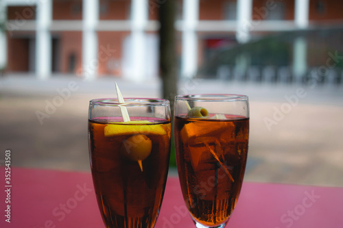 Copas de vermuth rojo con aceituna y limón photo