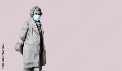 Ancient human statue wearing face mask against coronavirus COVID-19 © Photocreo Bednarek