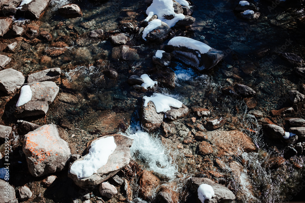 Torrente freddo con neve e ghiaccio in Val D'Aosta