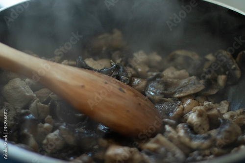 kochen Pilze im Topf
