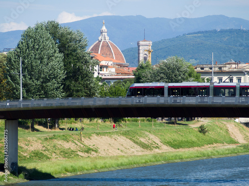 Italia, Toscana,Firenze, la nuova tramvia sul ponte che attraversa il fiume Arno. photo