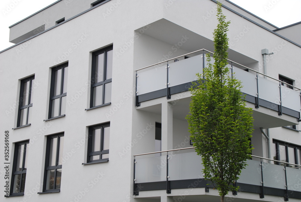 Moderner Wohnkomplex mit Baum, quer Moderner Wohnkomplex mit Baum, quer