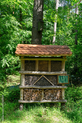 Insektenhaus oder auch Insekten Hotel im Wald mit kleinem Ziegeldach
