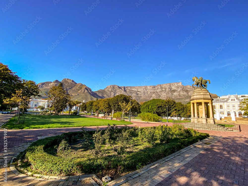 Fototapeta premium Cape Town - Iziko South African Museum and National Art Gallery with Table Mountain in the background. The Company's Garden area deserted during the coronavirus lockdown in Cape Town, May 2020