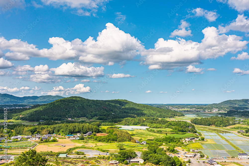 青空と雲と田舎の里山の田園風景 Stock Photo | Adobe Stock