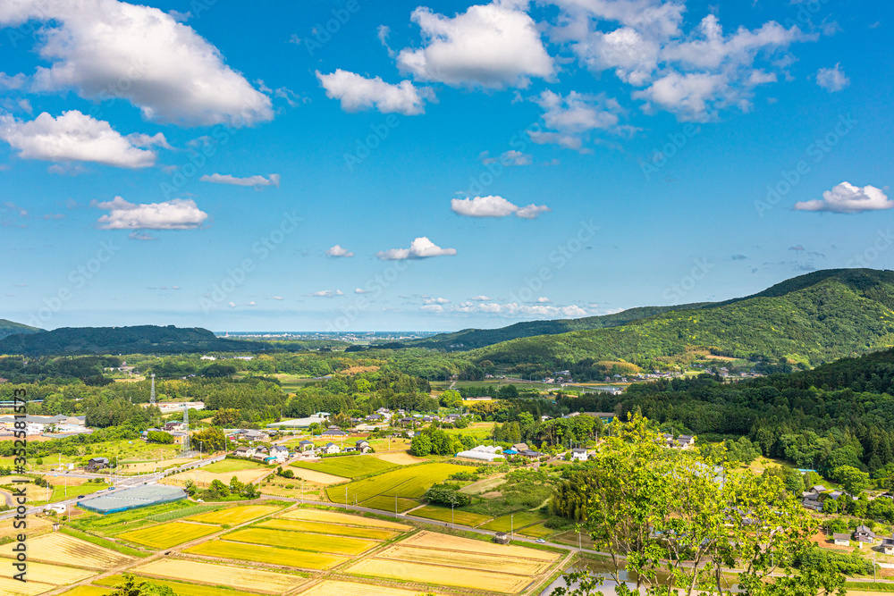 青空と雲と田舎の里山の田園風景 Stock Photo | Adobe Stock