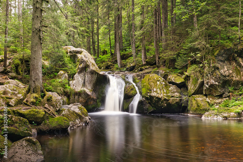 Kleiner Bachlauf mit einem schönen Wasserfall im Hotzenwald