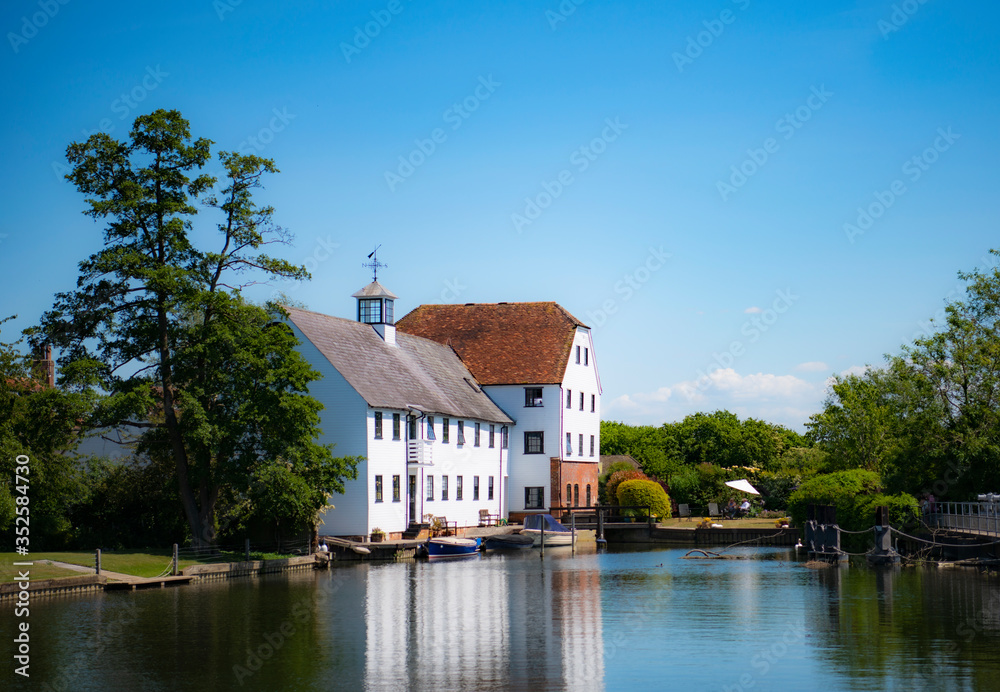 Obraz premium House by a river