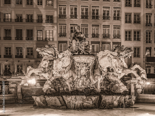 Lyon de jour comme de nuit, ville touristique et historique. Fontaine du sculpteur Bartholdi.