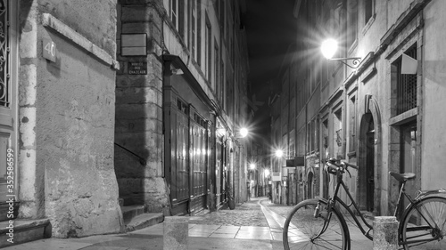 Lyon de jour comme de nuit  ville touristique et historique.