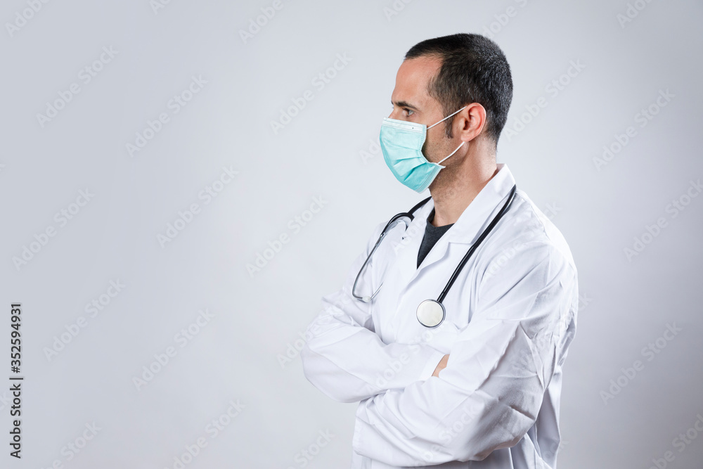 medico con camice bianco e mascherina chirurgica, isolato su sfondo bianco medico con camice bianco e mascherina chirurgica, isolato su sfondo bianco