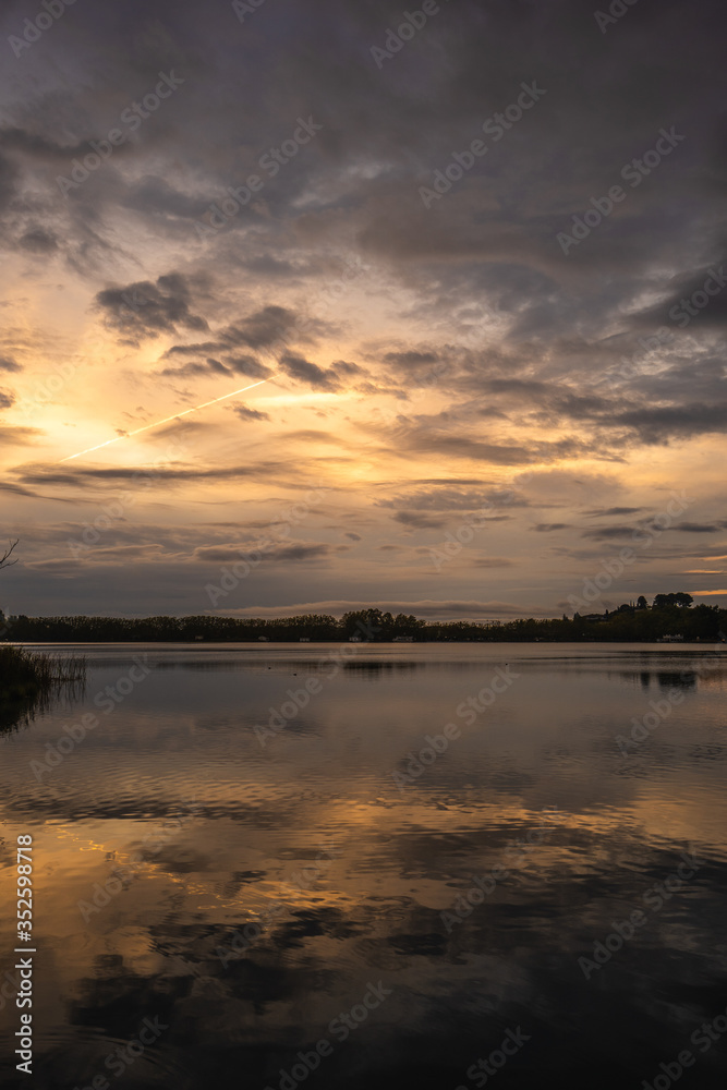 estanque de agua, laguna cal amanecer con el reflejo de las nubes sobre el agua