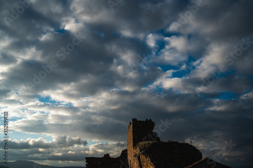 Tableau sur toile nubes interesantes con un castillo debajo