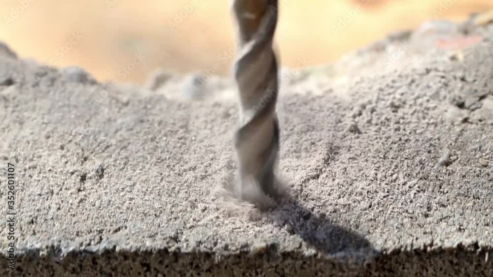 Mit dem Schlagbohrer ein Loch in den Beton bohren