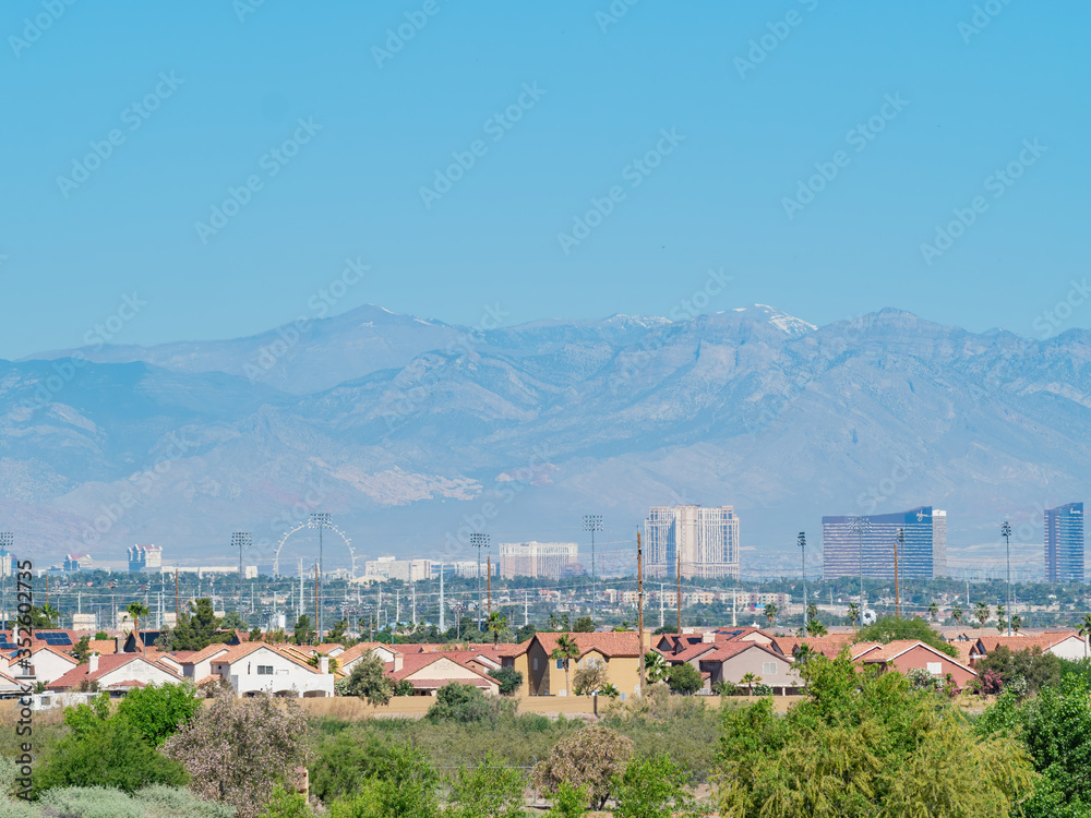 Obraz premium Sunny view of the Las Vegas strip skyline from Henderson