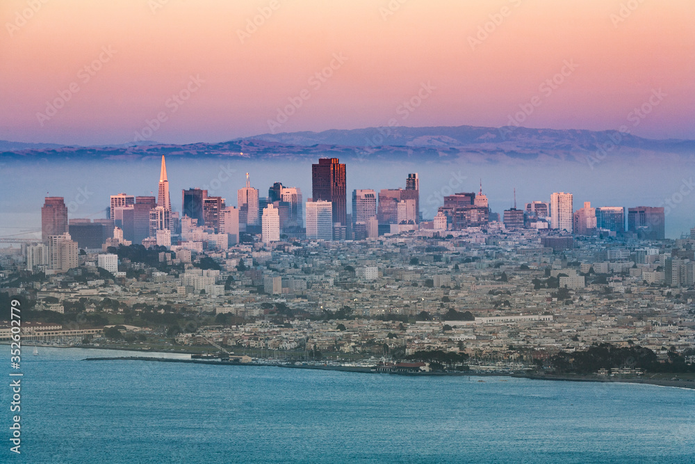 Obraz premium famous San Francisco Golden Gate bridge in late afternoon light