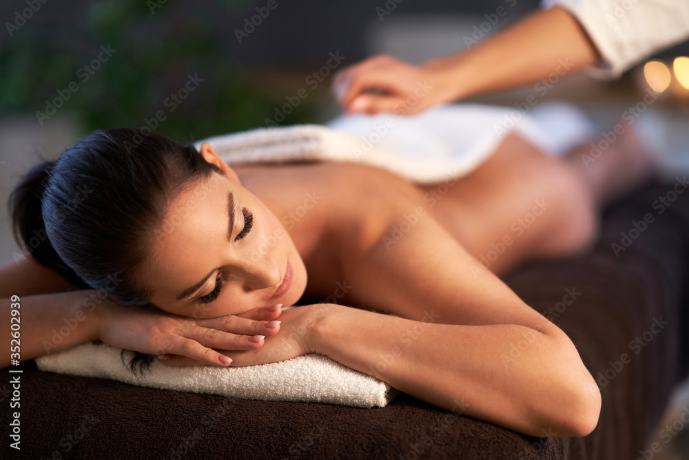 Obraz premium Relaxed woman receiving back massage