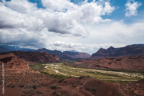 Obraz na płótnie valles calchaquies norte argentino, montañas de colores con cielo interesante con nubes espesas y azul intenso w salonie