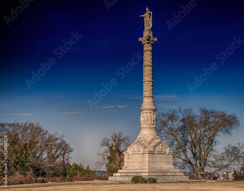 Column at Yorktown in Virginia, USA, commemorating surrender of British troops a Fototapet