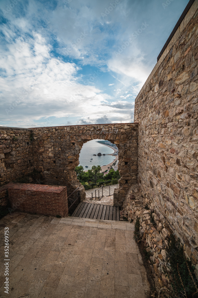 puerta antigua de una fortificación española con vista al mar mediterraneo en la costa brava en blanes