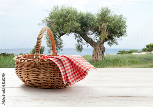 Fototapeta Naklejka Na Ścianę i Meble -  empty basket with red napkin picnic on table place