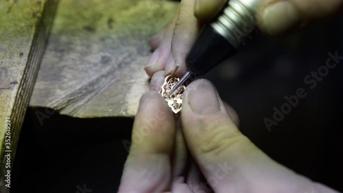  Master of jewelry production. Jewelry work. Gold processing
