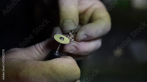 manual polishing of jewelry in the process