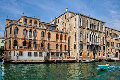 venedig, italien - canal grande mit palazzo loredan dell ambasciatore