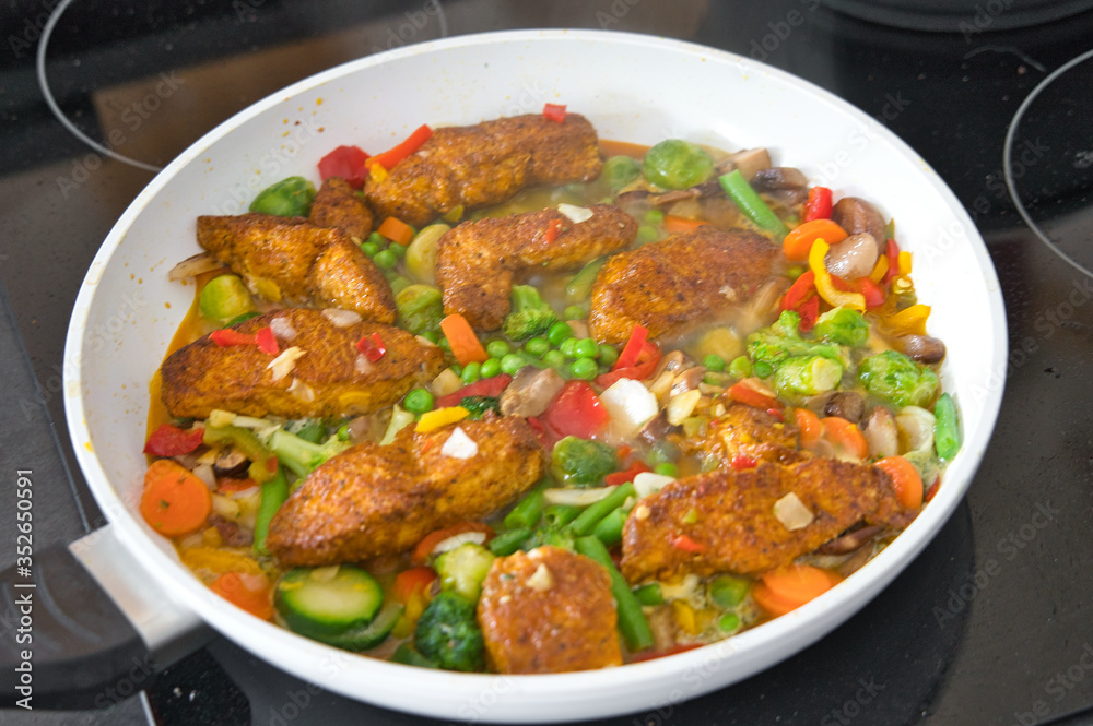 Gemüsepfanne Asiapfanne mit Putenfleisch, Hähnchenfleisch, Kurkuma und Bio Gemüse Gemüsepfanne Asiapfanne mit Putenfleisch, Hähnchenfleisch, Kurkuma und Bio Gemüse