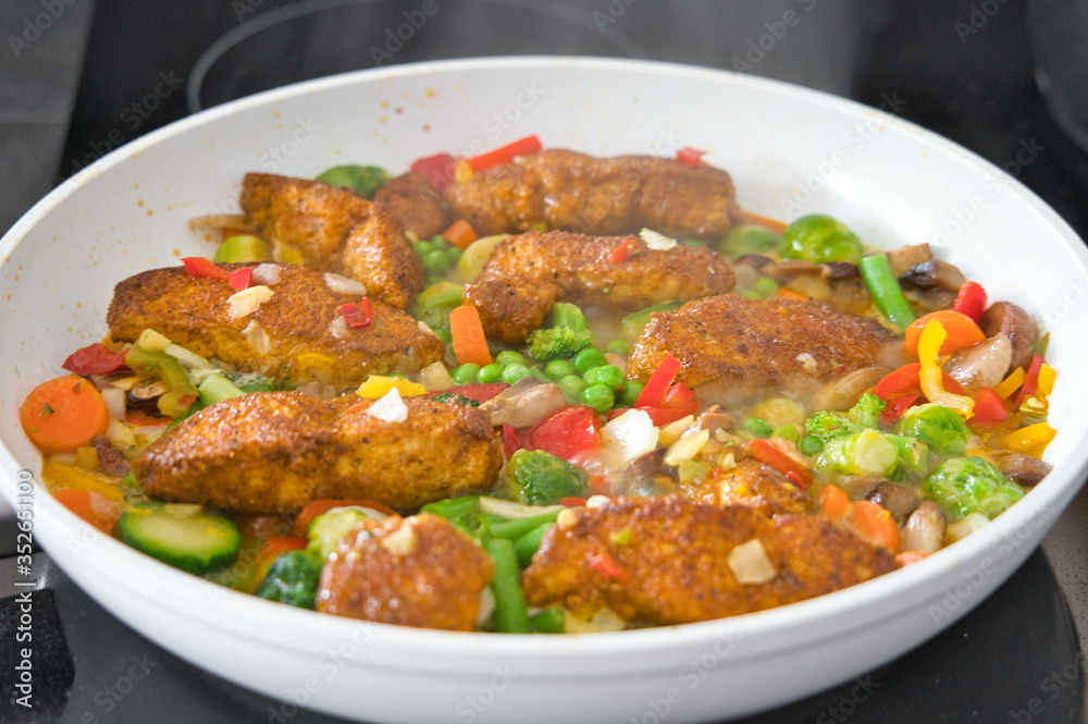 Gemüsepfanne Asiapfanne mit Putenfleisch, Hähnchenfleisch, Kurkuma und Bio Gemüse Gemüsepfanne Asiapfanne mit Putenfleisch, Hähnchenfleisch, Kurkuma und Bio Gemüse