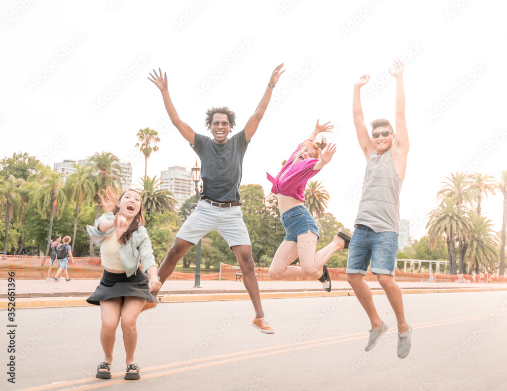 Obraz premium Happy friends jumping in the city