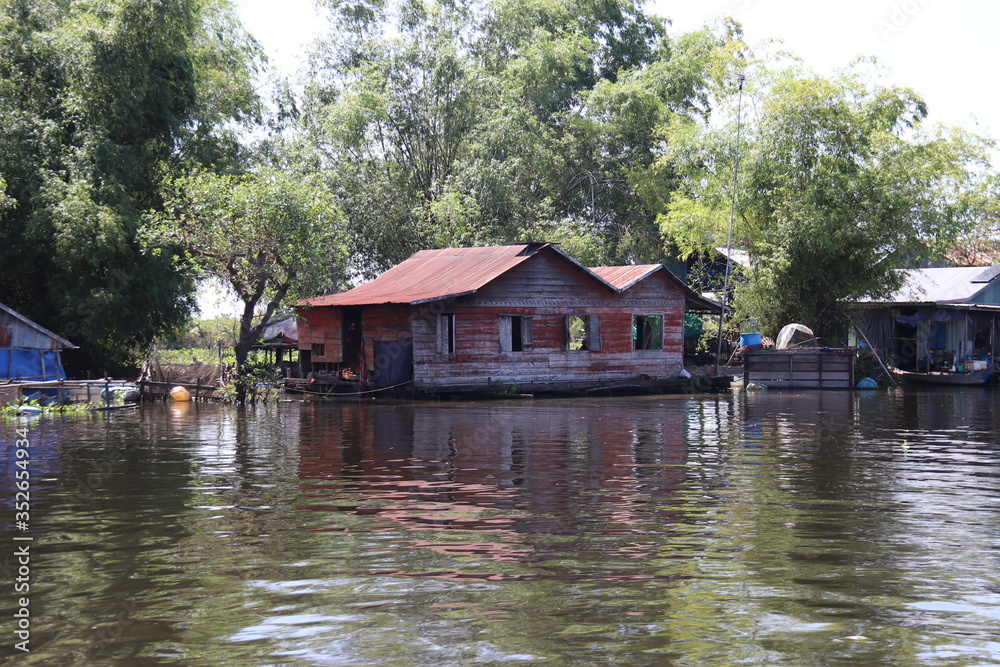 Village flottant sur la rivière Sangker, Cambodge Village flottant sur la rivière Sangker, Cambodge