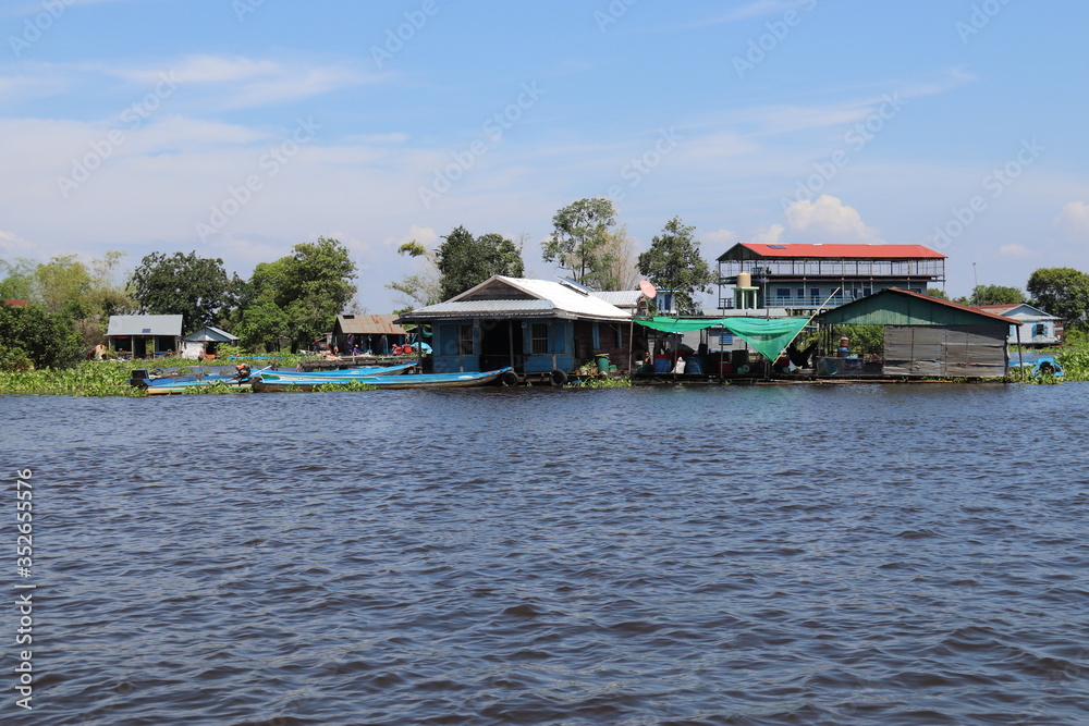 Village flottant sur la rivière Sangker, Cambodge Village flottant sur la rivière Sangker, Cambodge