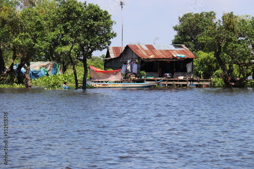 Village flottant sur la rivière Sangker, Cambodge © Atlantis