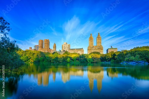 Photos Skyline with apartment skyscrapers over lake in Central Park in midtown Manhatta
