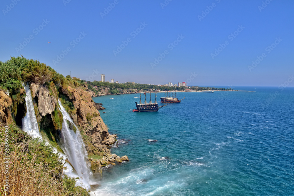 Fototapeta premium landscape with waterfalls in the Turkish city of Antalya
