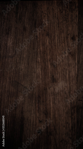 La imagen muestra una textura de madera color marrón oscuro