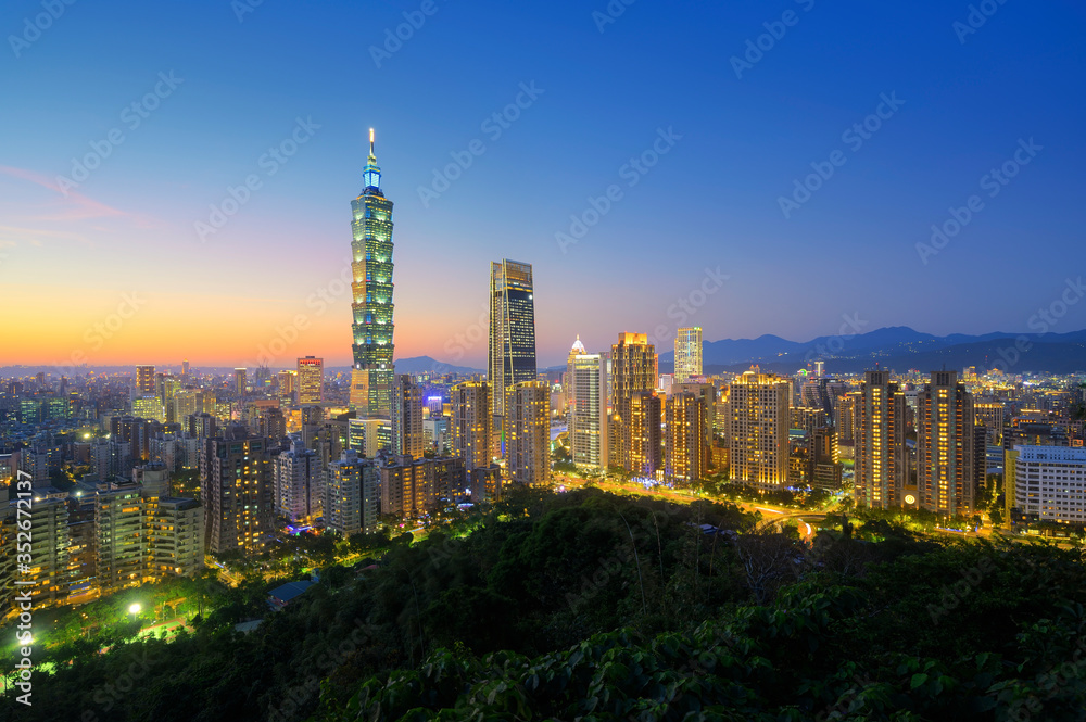 Fototapeta premium Taipei City skyline view from Elephant Mountain at dawn.