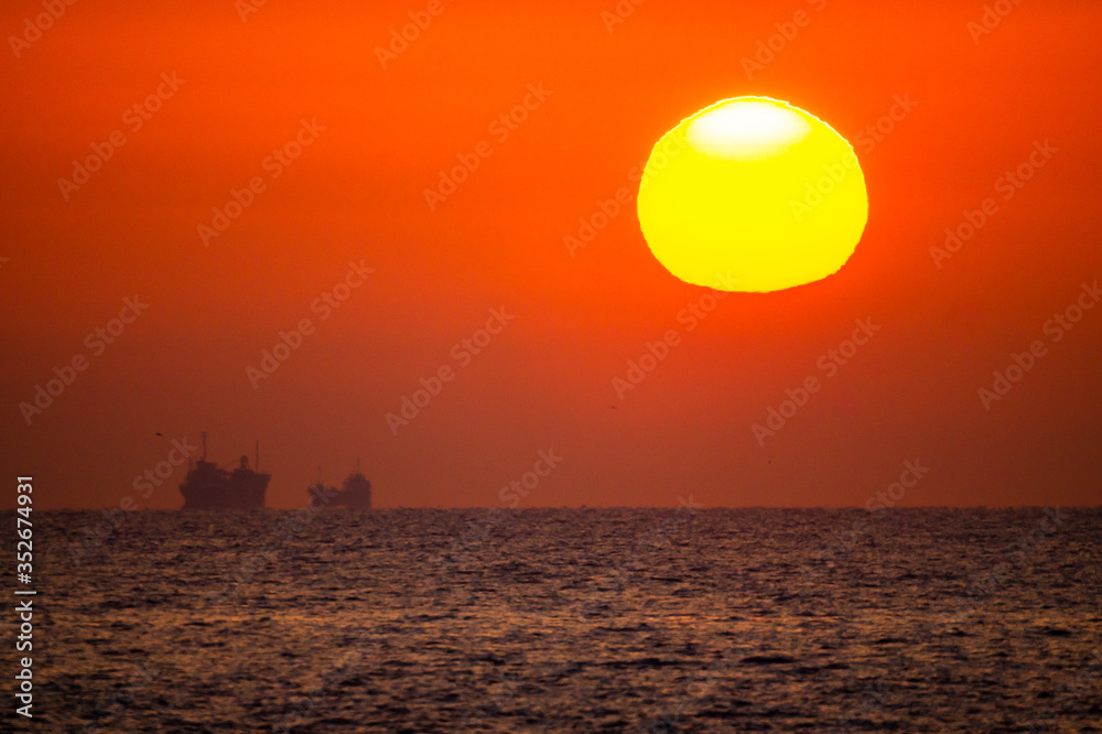 水平線と昇る朝日と舟の影DSC3025
