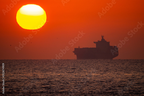 波間に昇る朝の太陽と船の影DSC3026