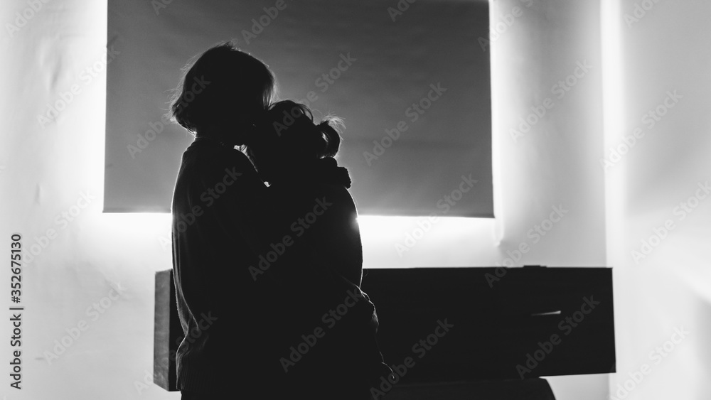 Foto de Two people hugging each other before a coffin in a lonely, sad ...