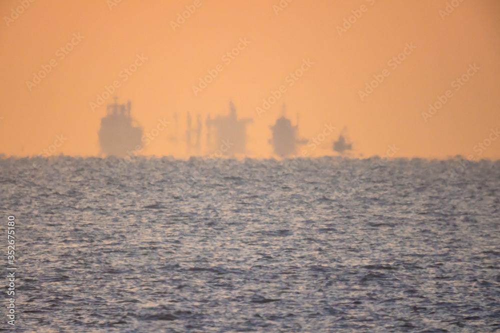 Fototapeta premium 水平線の向こうの船影DSC6199