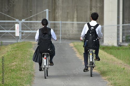 登下校　高校生
