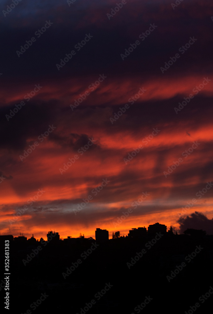 Reflejos de un atardecer.
El sol detras de la montaña, juega con su reflejo al rozar con los edificios de mi ciudad, creando un hermoso momento.